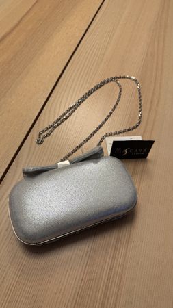 Elegante Silberne Abendtasche mit Schleifendetail
