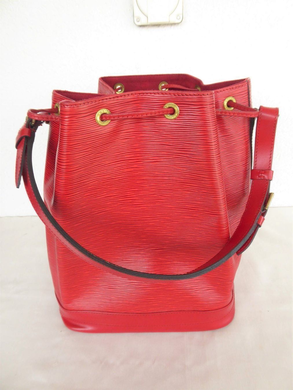 Louis Vuitton Borse da donna: LOUIS VUITTON EPI NOE GM rot – Usato da Berneck venduto da chouchou1415 1