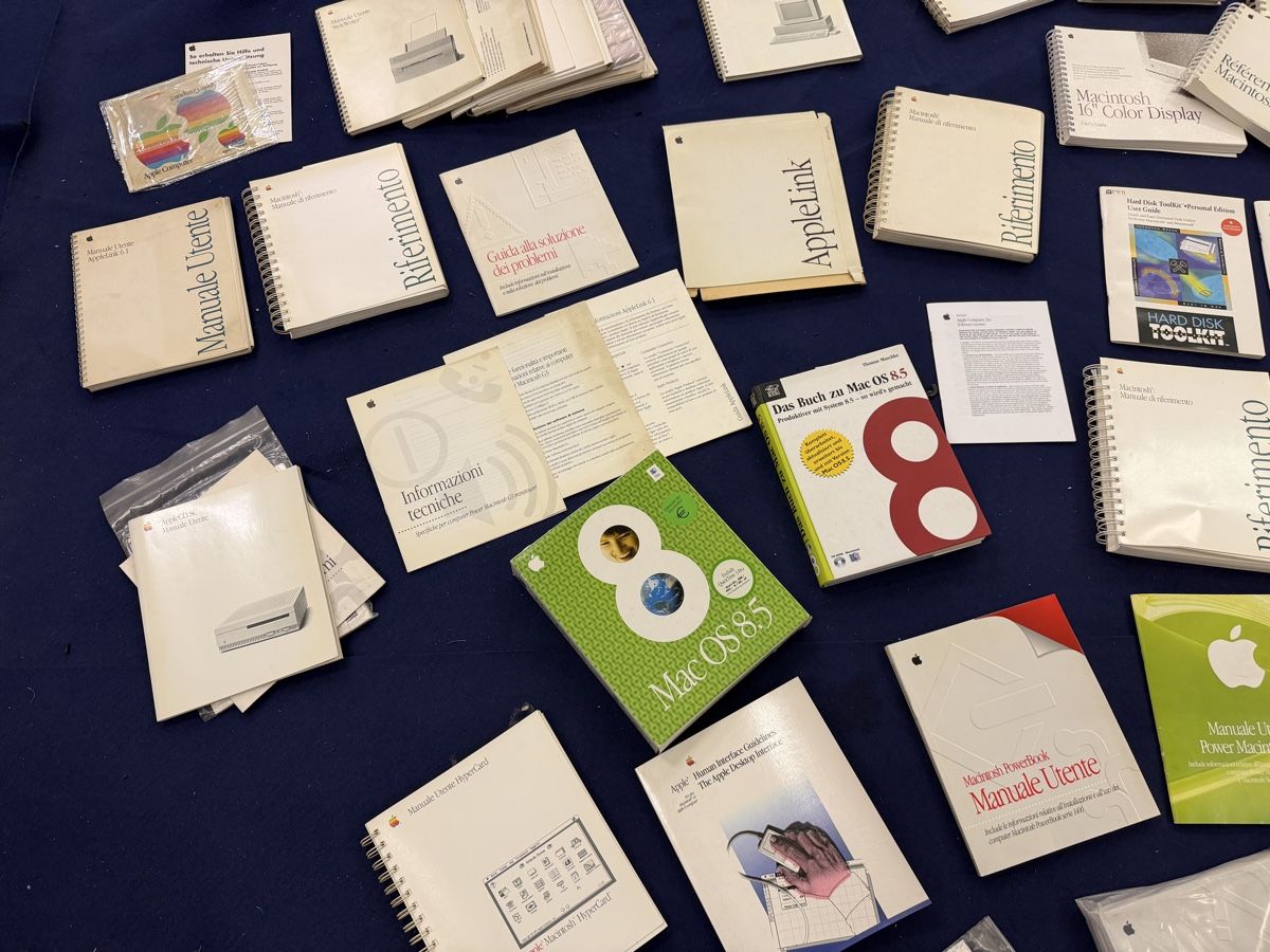 Libri: Apple Vintage Floppy and Manual - Stickers – Usato da Giubiasco venduto da IWGL002 6