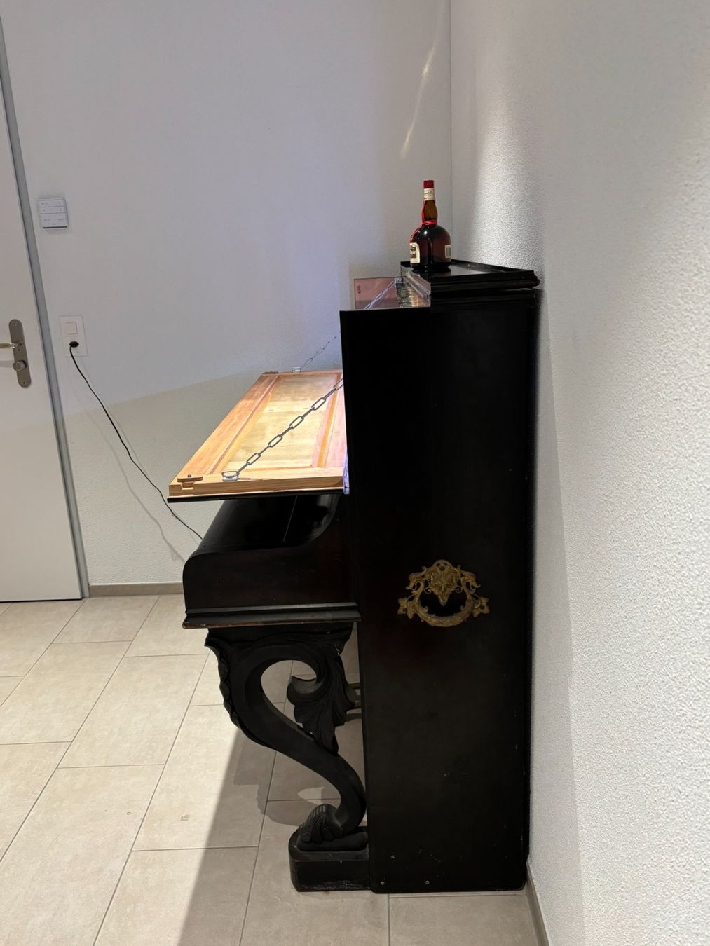 Ladenausstattungen & Messebau: Exklusive, handgefertigte Hausbar aus altem Klavier – Gebraucht aus Berg am Irchel von Pepi7 3