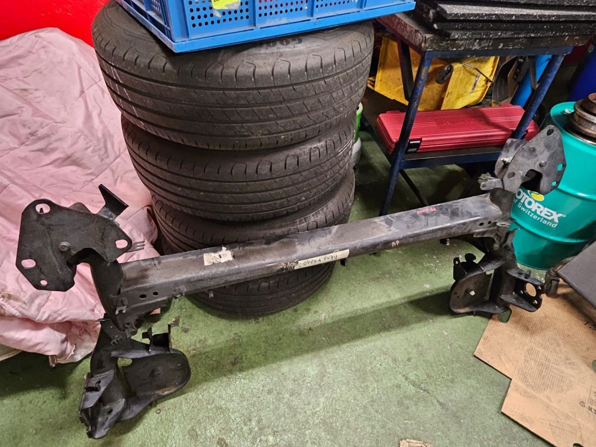 Renault Tutti pezzi di ricambio auto: Hinterachsträger Renault Kangoo – Usato da Opfikon venduto da Chris151294