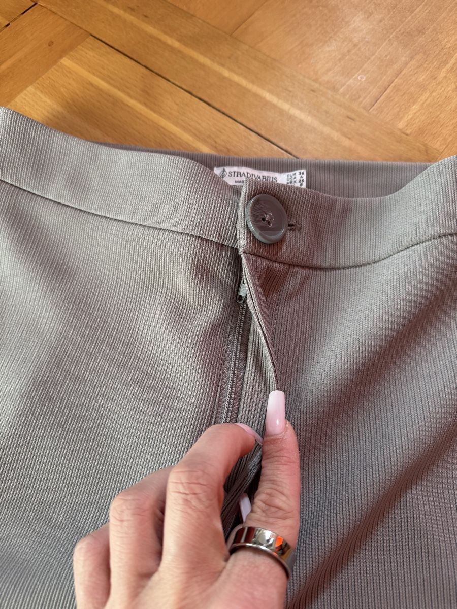 Stradivarius Pantaloni: Stradivarius Stoffhose mit Schlitzen, Gr. 36 – Usato da Romanshorn venduto da Apicel 4