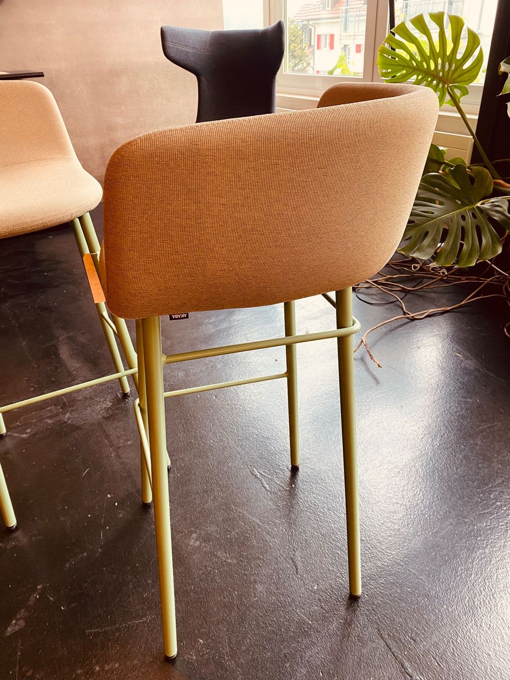 Seggioloni: 1 Paar gepolsterte Barstühle XOKO – Nuovo (secondo la descrizione) da Horgen venduto da StudioSferaAG 3
