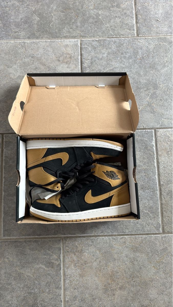 Nike Herrenschuhe: Air Jordan 1 Mid "Metallic Gold" Grösse 42.5 – Gebraucht aus Alpnach Dorf von rie_72hw