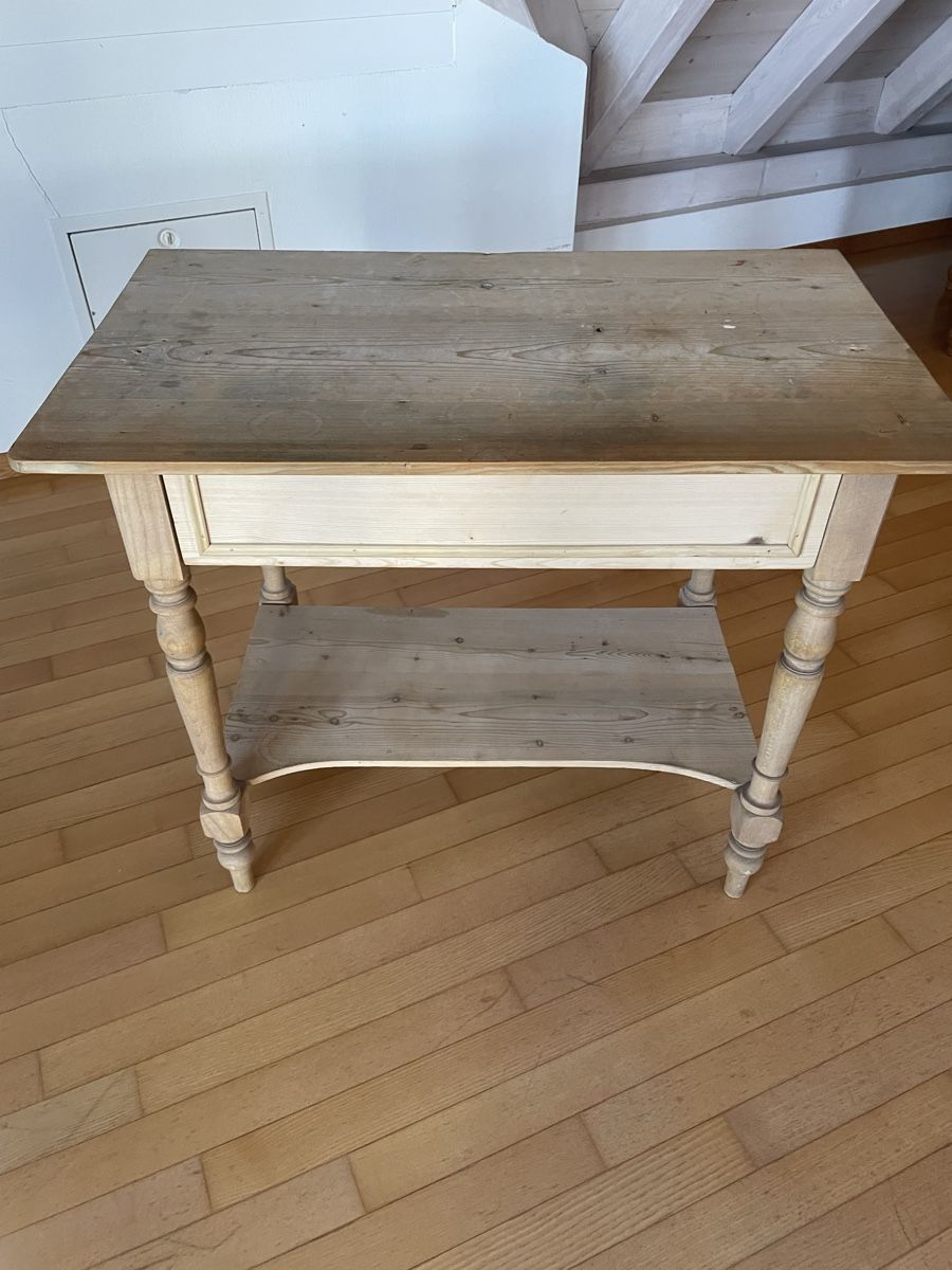 Tavoli: Side table pine wood with drawer, needs restoration – Usato da Grüt (Gossau ZH) venduto da jwa_gx68