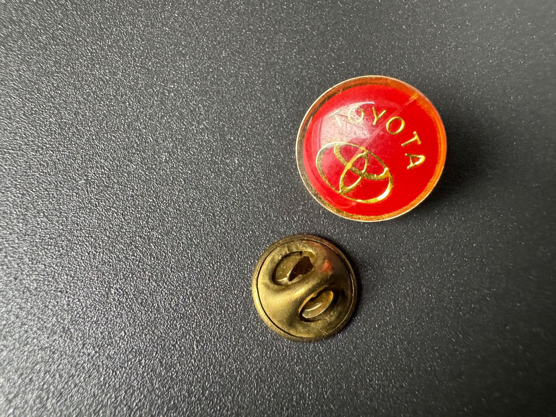 Placchette & Badge: Pin Auto Toyota alt – Usato da Galgenen venduto da rub_f6kh