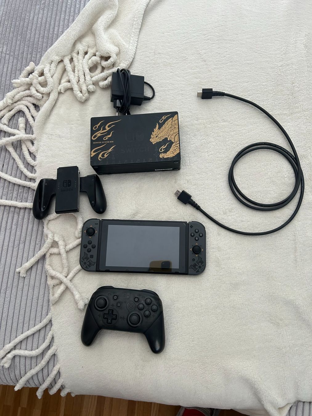 Nintendo Console: Nintendo - Switch 1 "Monster Hunter rise" + inkl. Spiele – Usato da Thayngen venduto da chris.vassalli