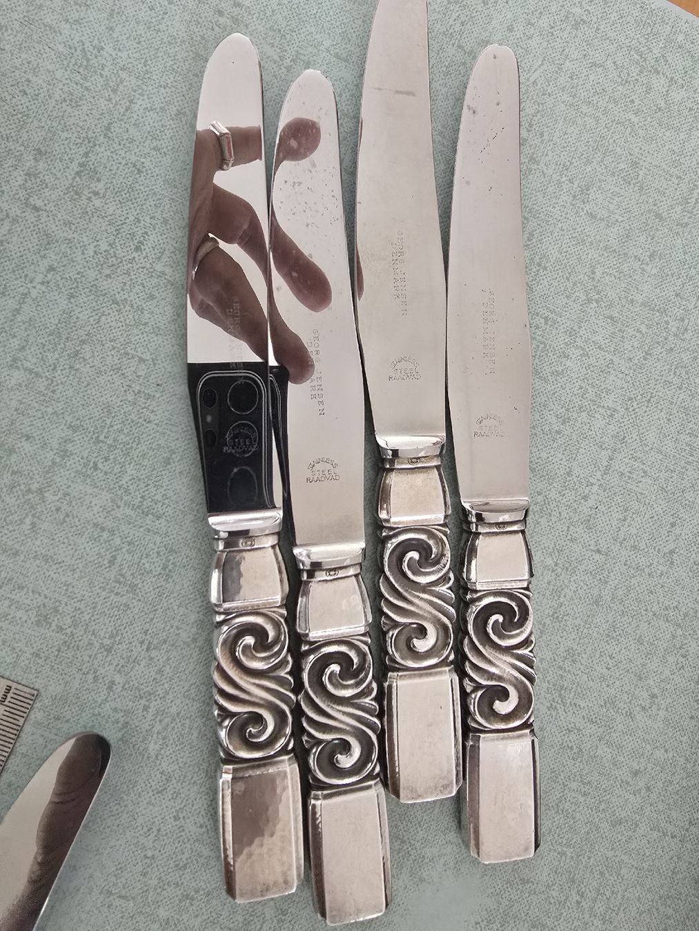 Jensen Set di posate: Scroll by Georg Jensen Sterling Silver Regular Knife 19.5cm – Nuovo (secondo la descrizione) da Satigny venduto da Baazarbaron 5