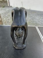 Skulptur Frau Figur stehend gebückt schwarze Oberflaeche 