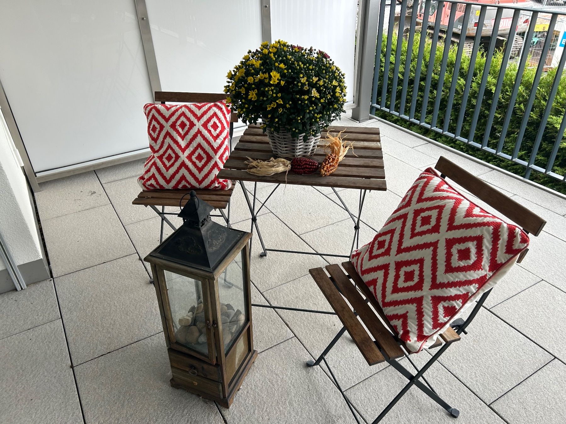 Set di tavolo e panche: Bistrotisch mit zwei Stühlen – Usato da Unteriberg venduto da Quatro
