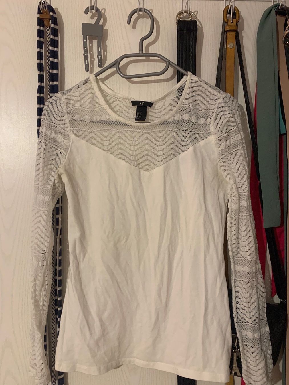 H&M Tops: Weisses Top mit Dekolte&Ärmel Details – Gebraucht aus Triengen von nes_l8cj 1