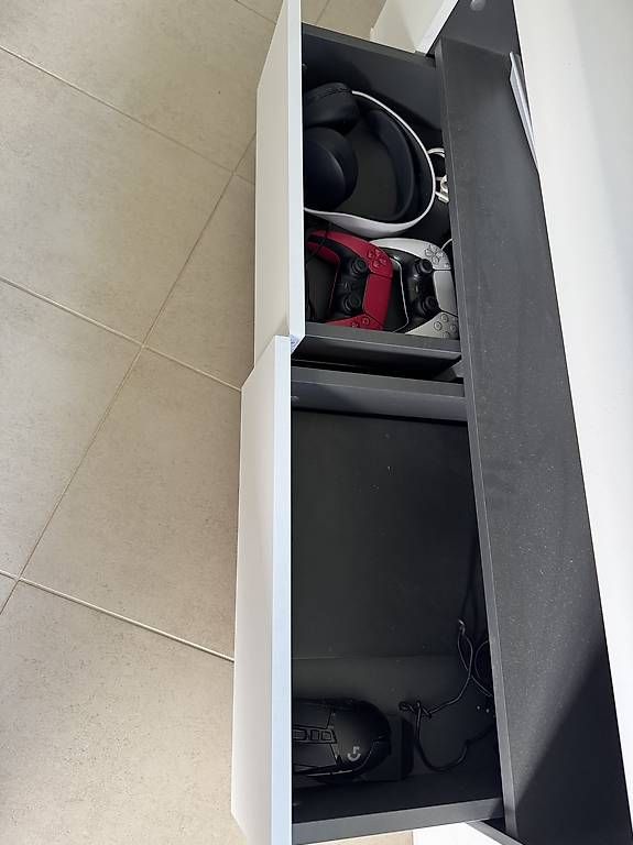 Mobili TV: TV-Board / Lowboard  Weiss/dunkelgrau CHF 50 VB – Usato da Kreuzlingen venduto da kev_595t 3