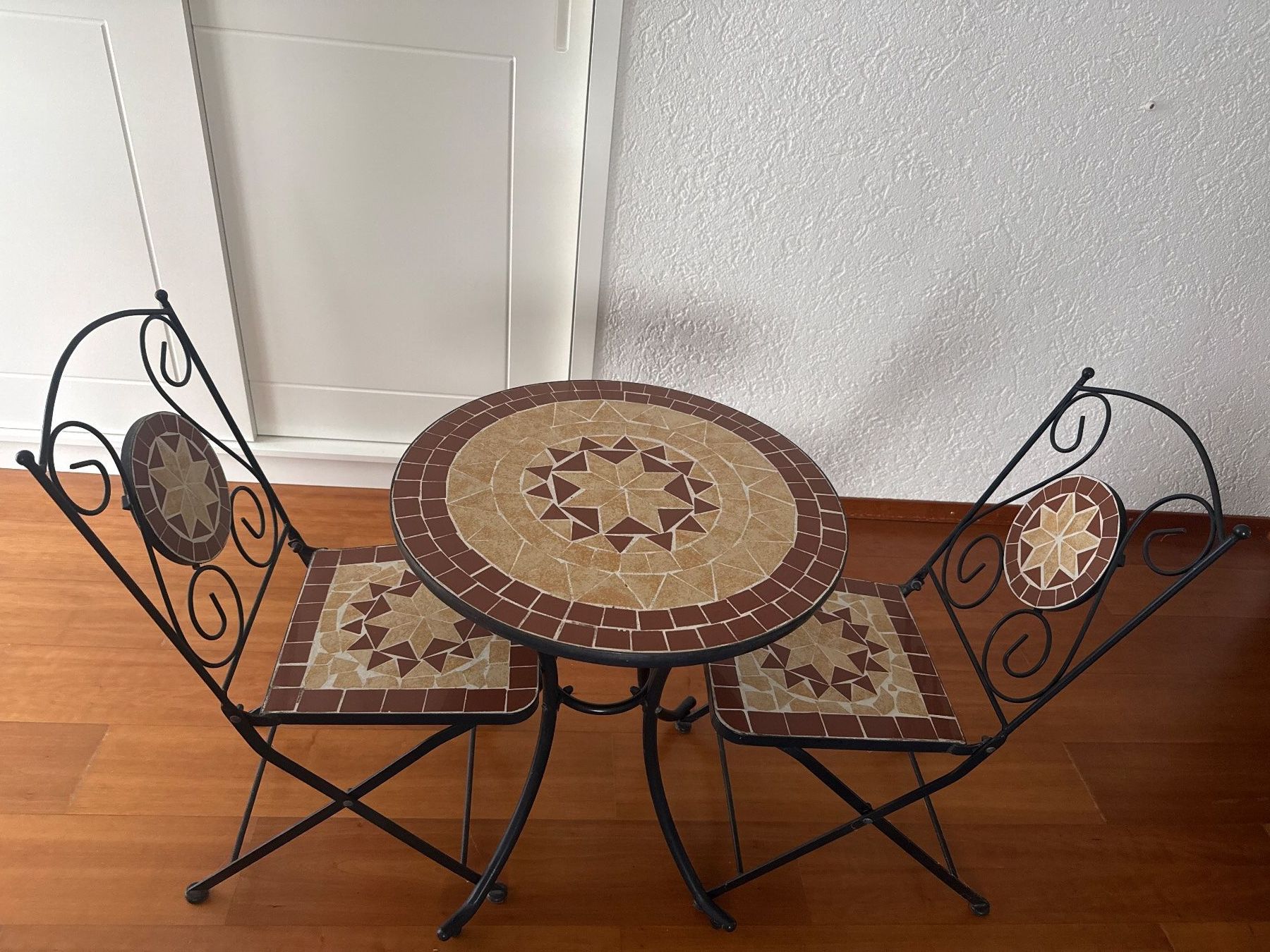 Set di tavolo e panche: Mosaik Gartentisch Bistroset mit 2 Stühlen – Usato da Thalwil venduto da vernasm