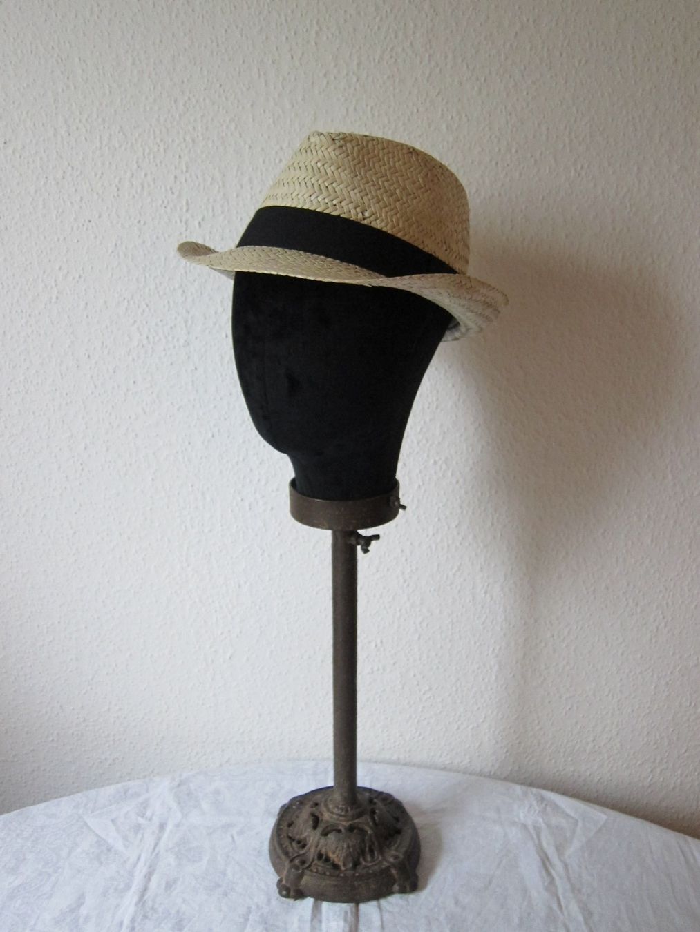 Copricapi, berretti & cappellini: Strohhut beige mit schwarzem Stoffband – Usato da Zürich venduto da Italia58