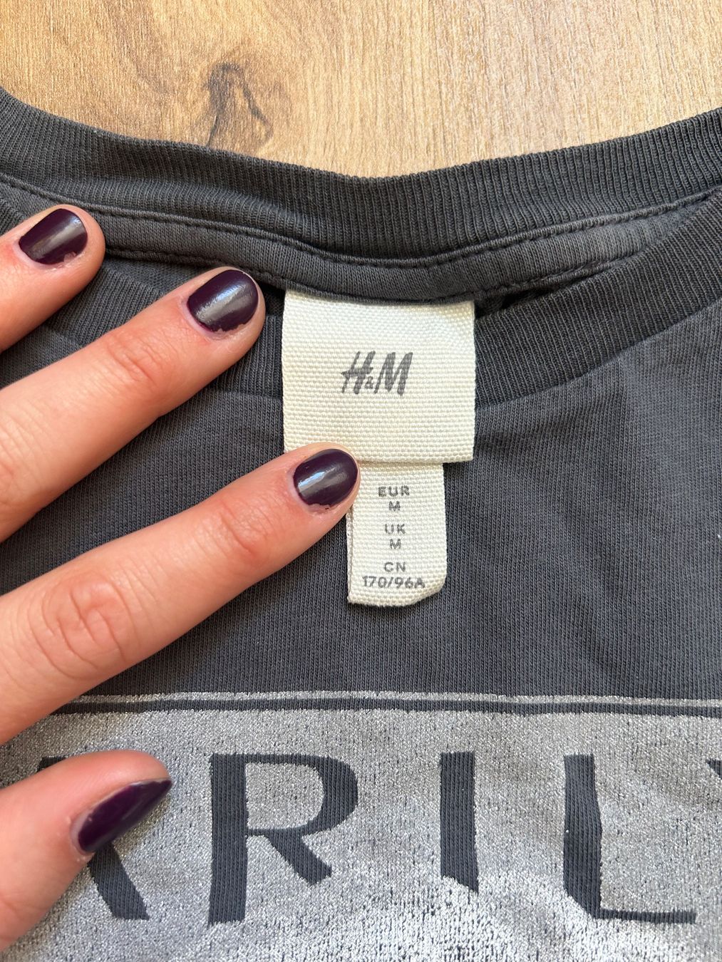 H&M T-Shirts: T-shirt imprimé gris vintage – Gebraucht aus Delémont von elena_neuhaus 2