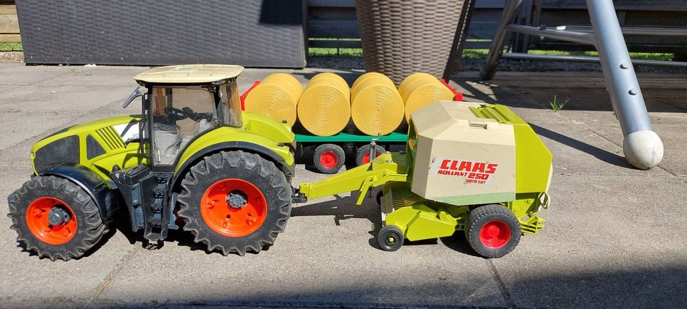 Traktor Claas mit Anhänger
