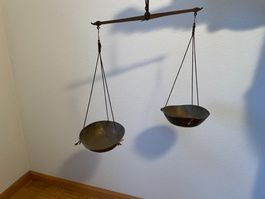Antike Waage, schoenes Deko-Objekt fuer den Herbst.