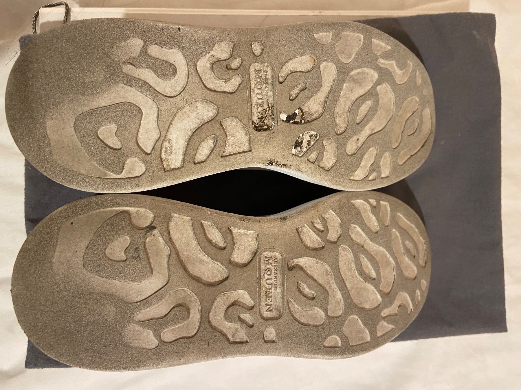 Alexander Mcqueen Damenschuhe: Baskets Alexander McQueen blanches et rouges à moitié prix ! – Gebraucht aus Chêne-Bougeries von sor_9rzp 9