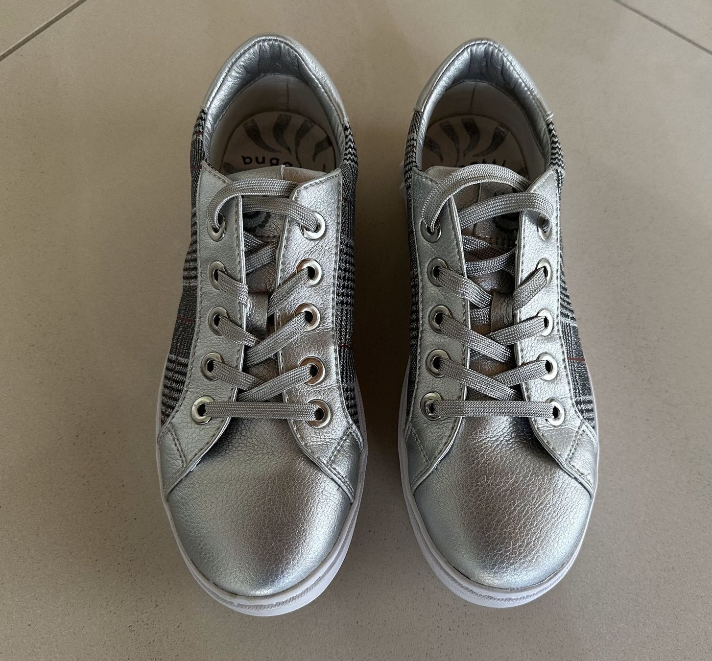 Bugatti Scarpe da donna: Neuwertige Damen Freizeit-Sneakers Bugatti Gr. 37, silber – Usato da Dielsdorf venduto da MTBiker100 3