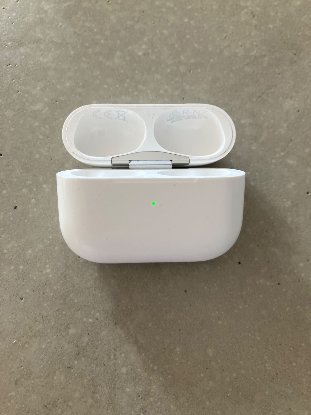 Apple Kopfhörer: APPLE AIRPODS PRO 2 Case – Gebraucht aus Lausanne von mr.v
