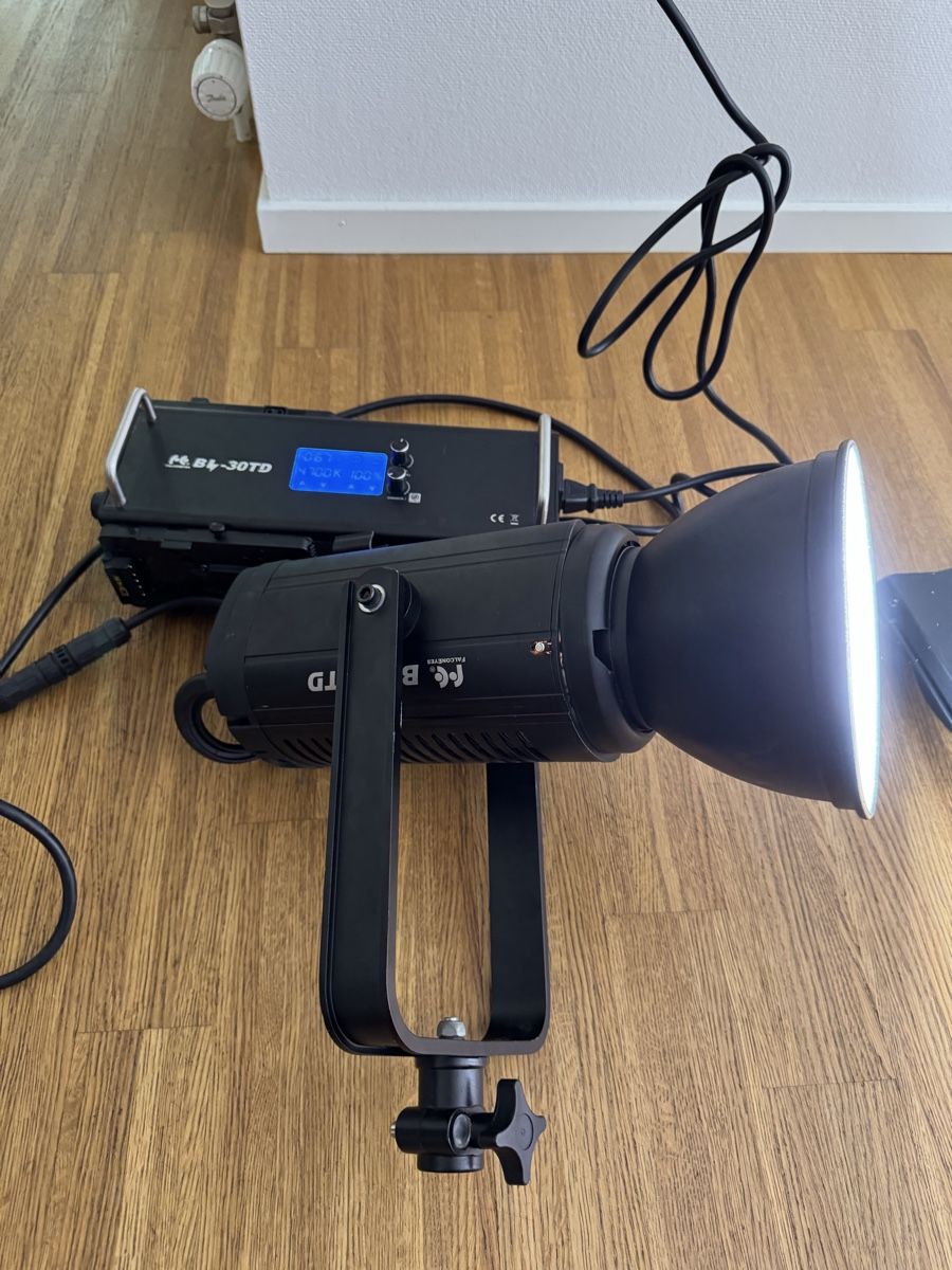 Laboratorio & Camera oscura: Video light Falcon 300W – Usato da Zürich venduto da shu_knl5