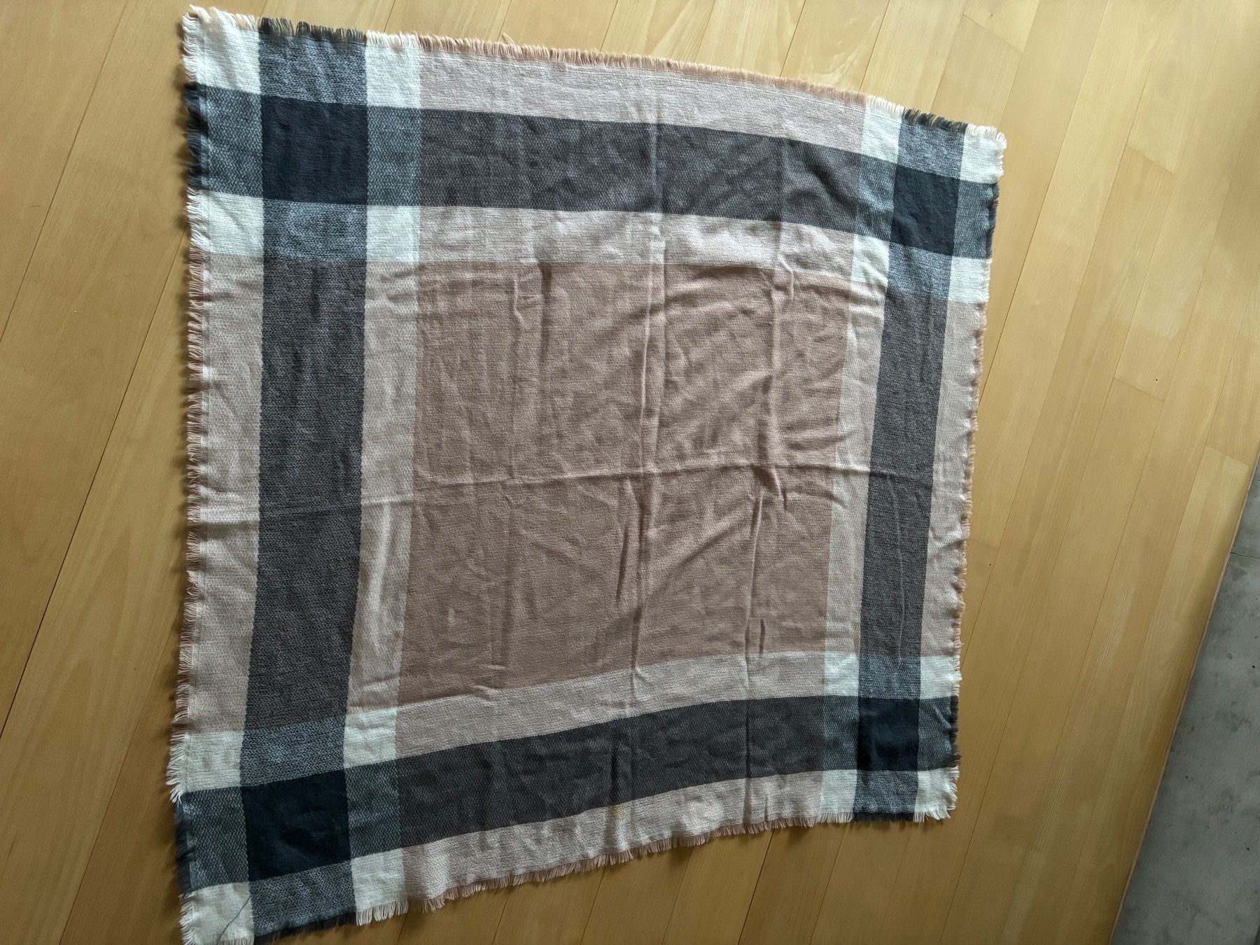 Foulard & Sciarpe: Grosses Halstuch/Schal – Usato da Stallikon venduto da Rsiri