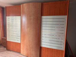Grosser Kleiderschrank Holzoptik mit Glaseinsatz gebraucht