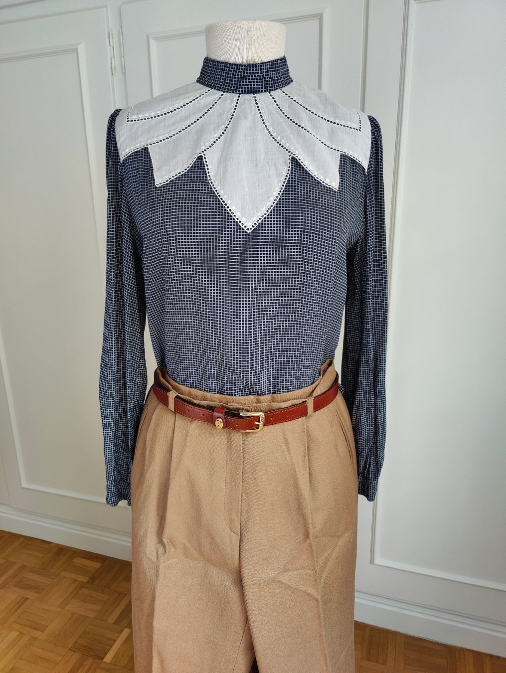 Camicette: Vintage Silk Blouse with Romantic Statement Collar – Nuovo (secondo la descrizione) da La Tour-de-Peilz venduto da dAutrefois 1