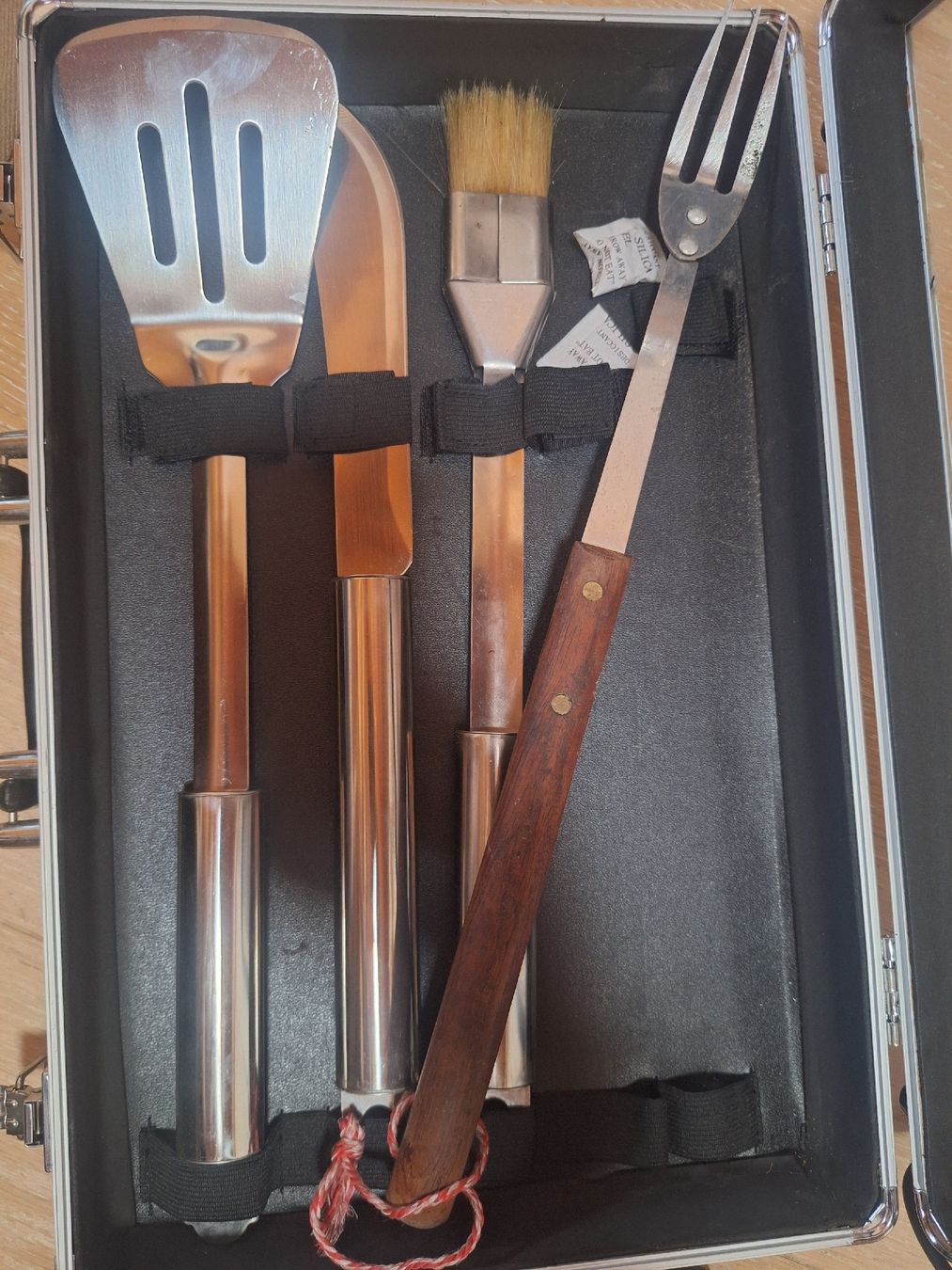 Set di posate: Set d'ustensiles pour barbecue  – Usato da Tannay venduto da v1n1p00h 1