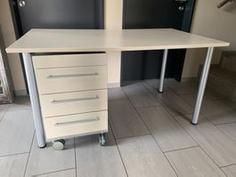 Schreibtisch mit Schubladenkorpus 140 x 80 cm
