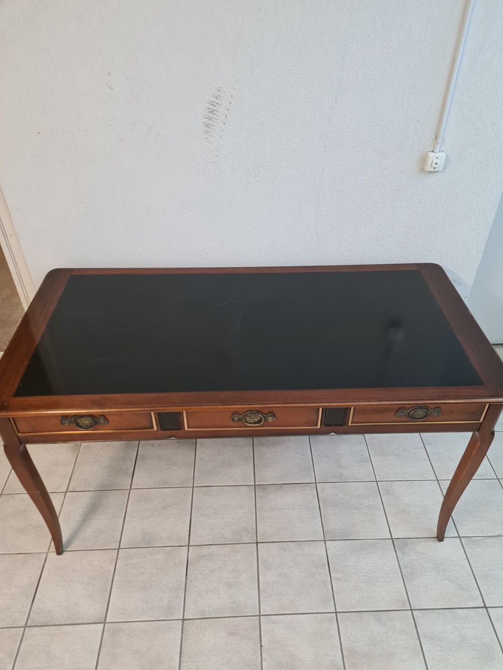 Schreibtische: Bureau VIII la vitre dessu et endommager – Gebraucht aus Monthey von 187-zeroo 4