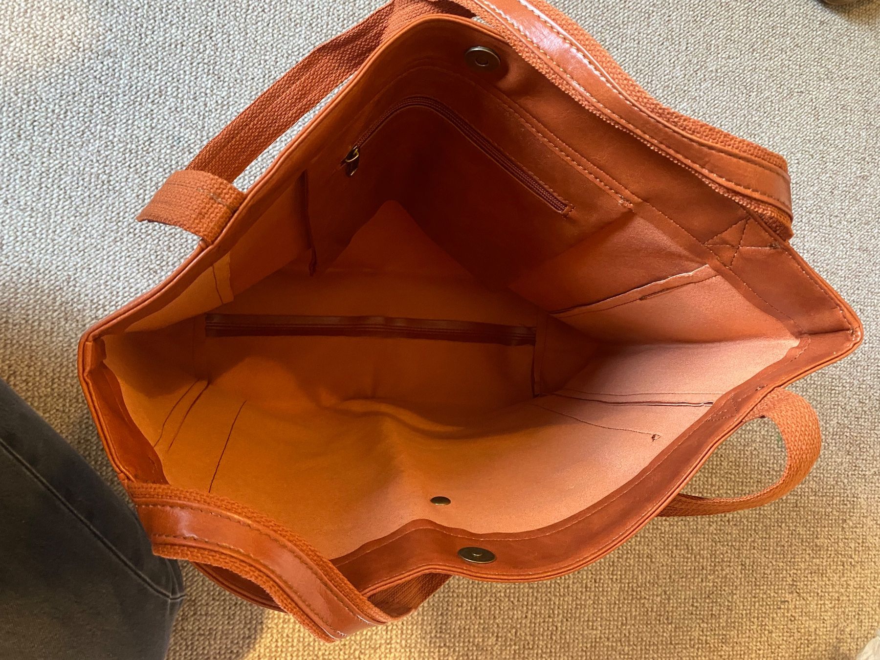 Taschen für Damen: Grosse Kunstledertasche – Neu (gemäss Beschreibung) aus Gossau SG von lar_2tvj 1