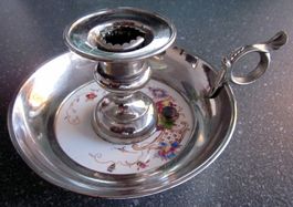 Antiker Kammerleuchter, Metall und Keramik mit Kerzenklemmer