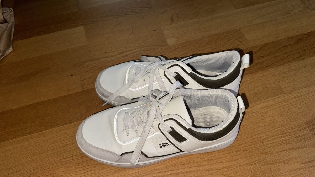 Scarpe da uomo: Herren Sneaker 42 – Usato da Gümligen venduto da morticiaaddams 1
