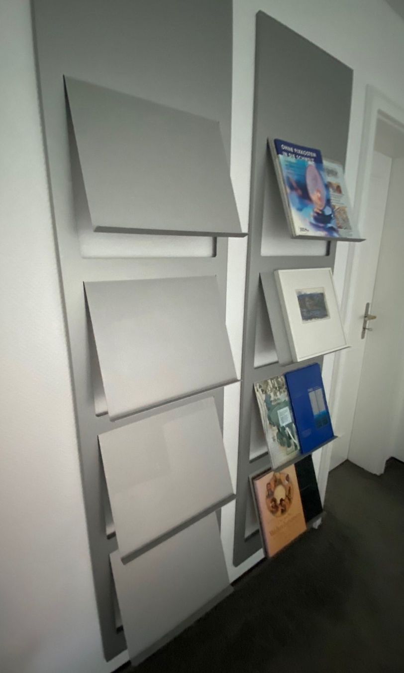 Designklassiker: 4 Design-Regale Alu mit Schrägtablaren – Neu (gemäss Beschreibung) aus St. Gallen von Flamot 2