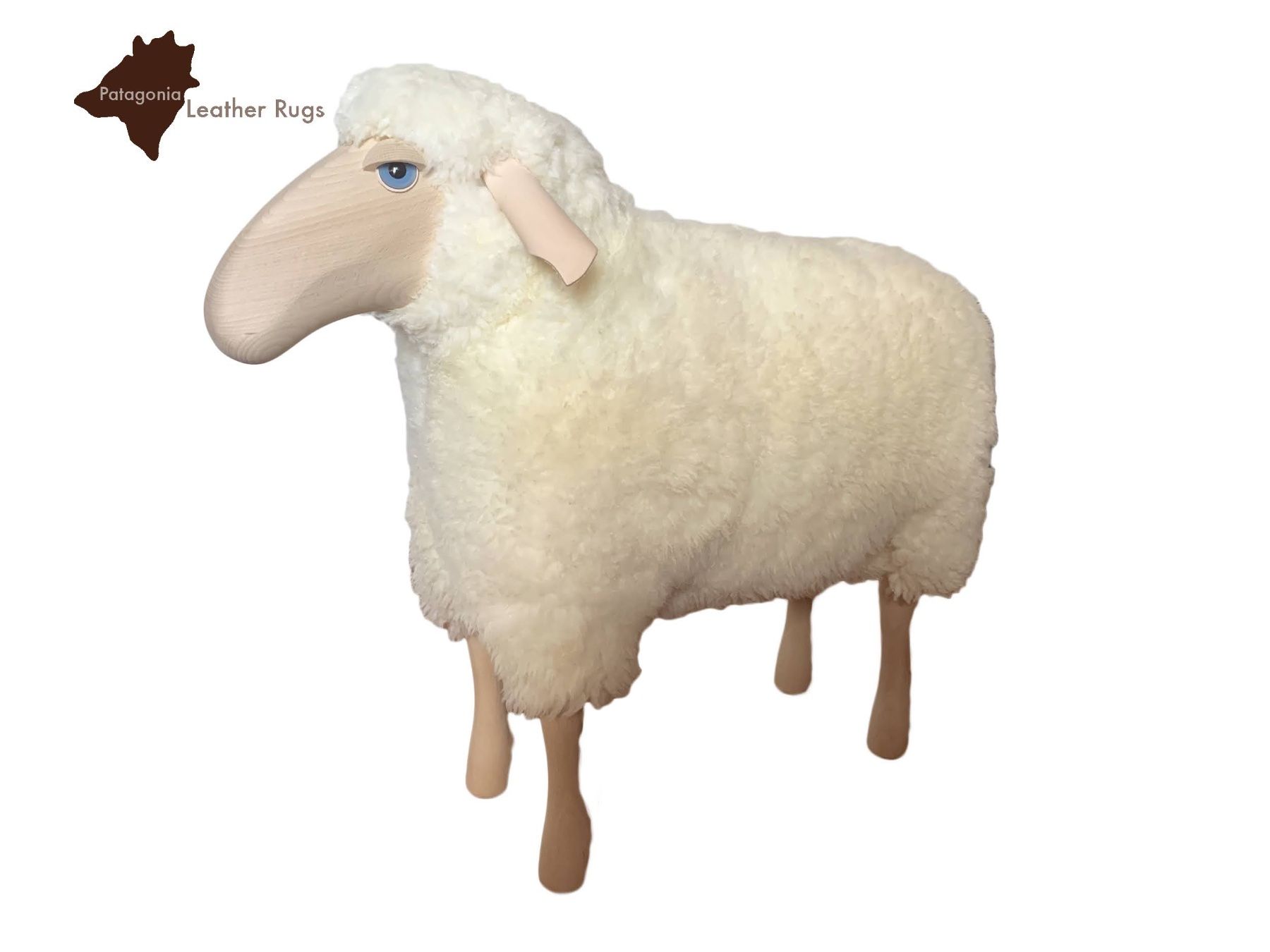 Hocker: Schaf, klein, weisses Fell, Buchenholz – Neu und originalverpackt aus Arbedo von patagonialeatherrugs 1