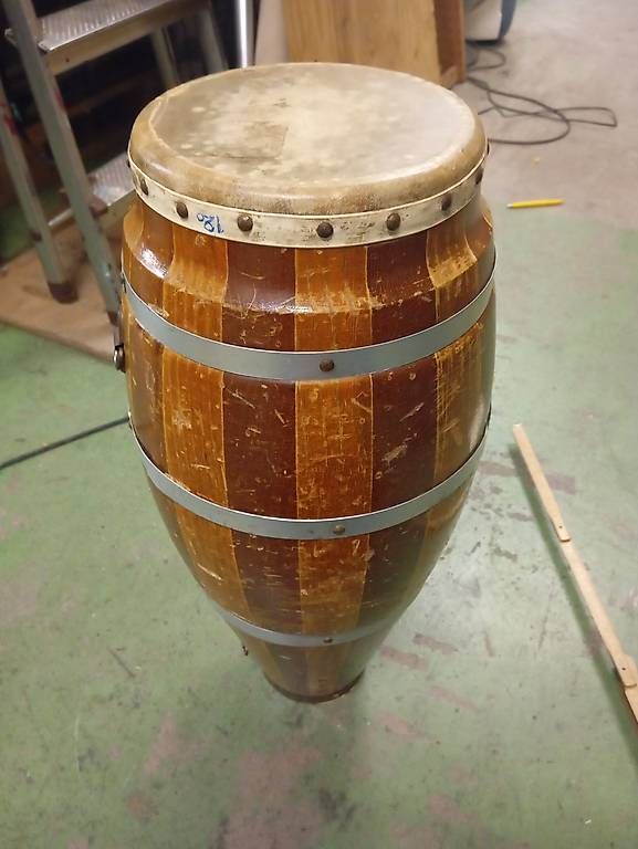 Strumenti musicali: Conga aus Holz mit naturfell – Usato da Basel venduto da Petergunn