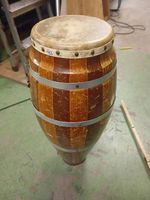 Conga aus Holz mit naturfell