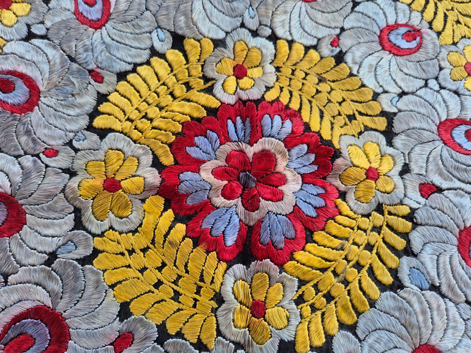Altra biancheria da tavola: Handgestickte Tischdecke, Vintage Look – Usato da Bern venduto da aronari 2