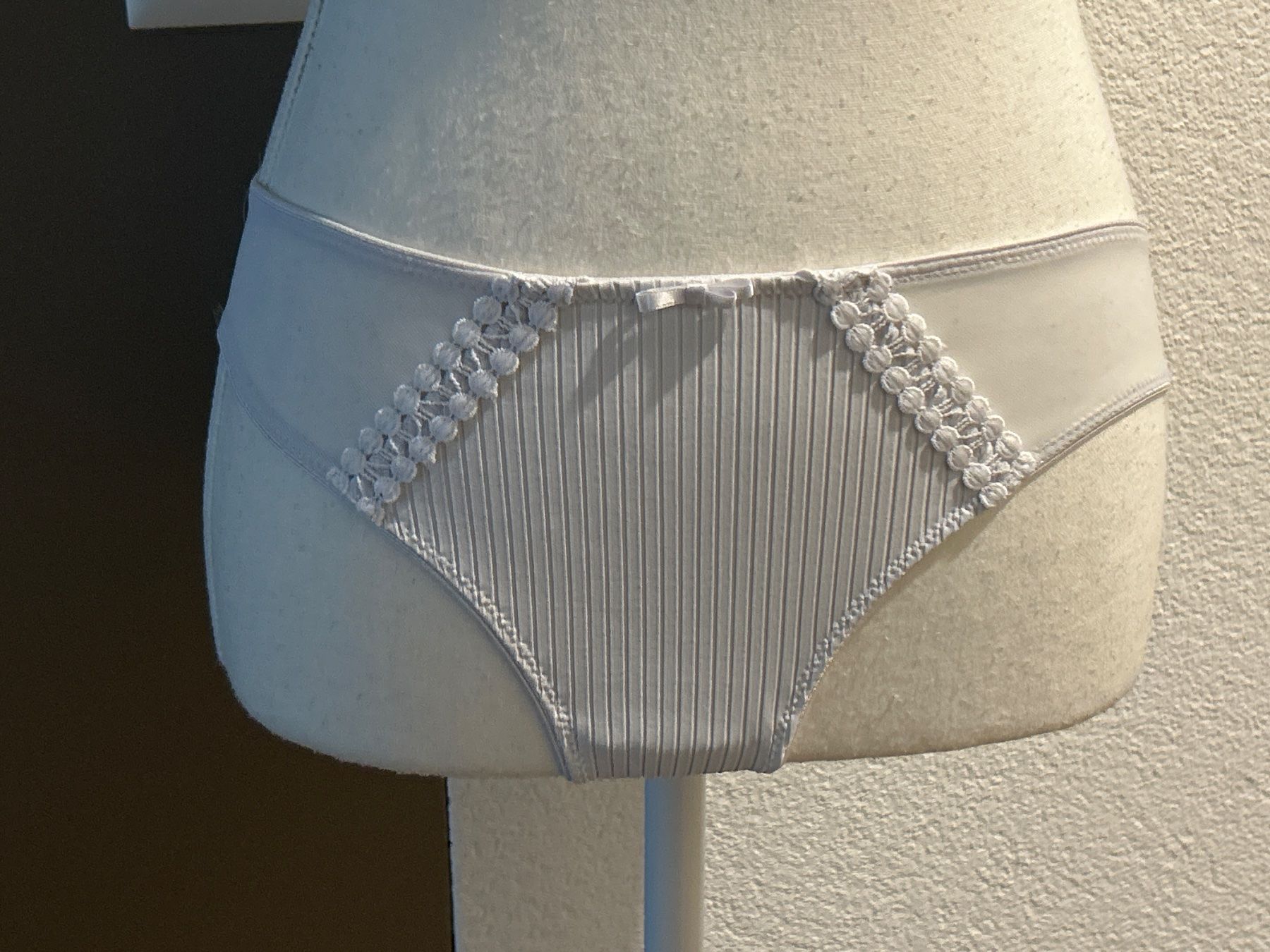 Autres dessous: Damen Slip weiss mit Spitzen – D'occasion à Brunnen par Nala2929
