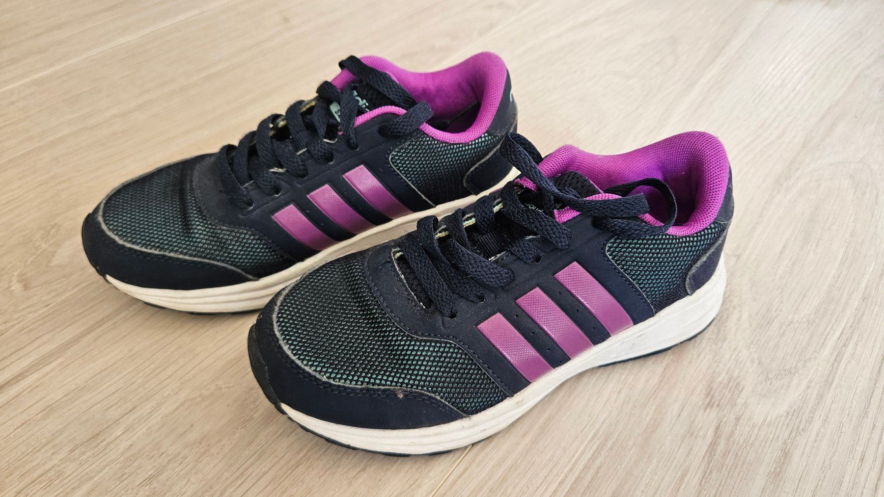 Adidas Scarpe per ragazze: Adidas Turnschuhe Grösse 31 – Usato da Buchs ZH venduto da Reto_981
