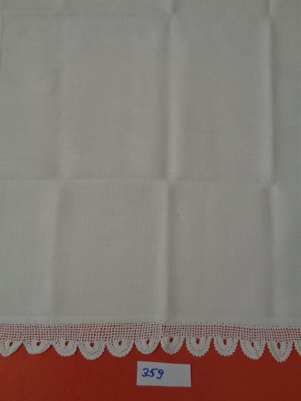 Altra biancheria da tavola: Tischläufer mit Spitzen 63x106cm.Vintage – Usato da Chur venduto da omonia