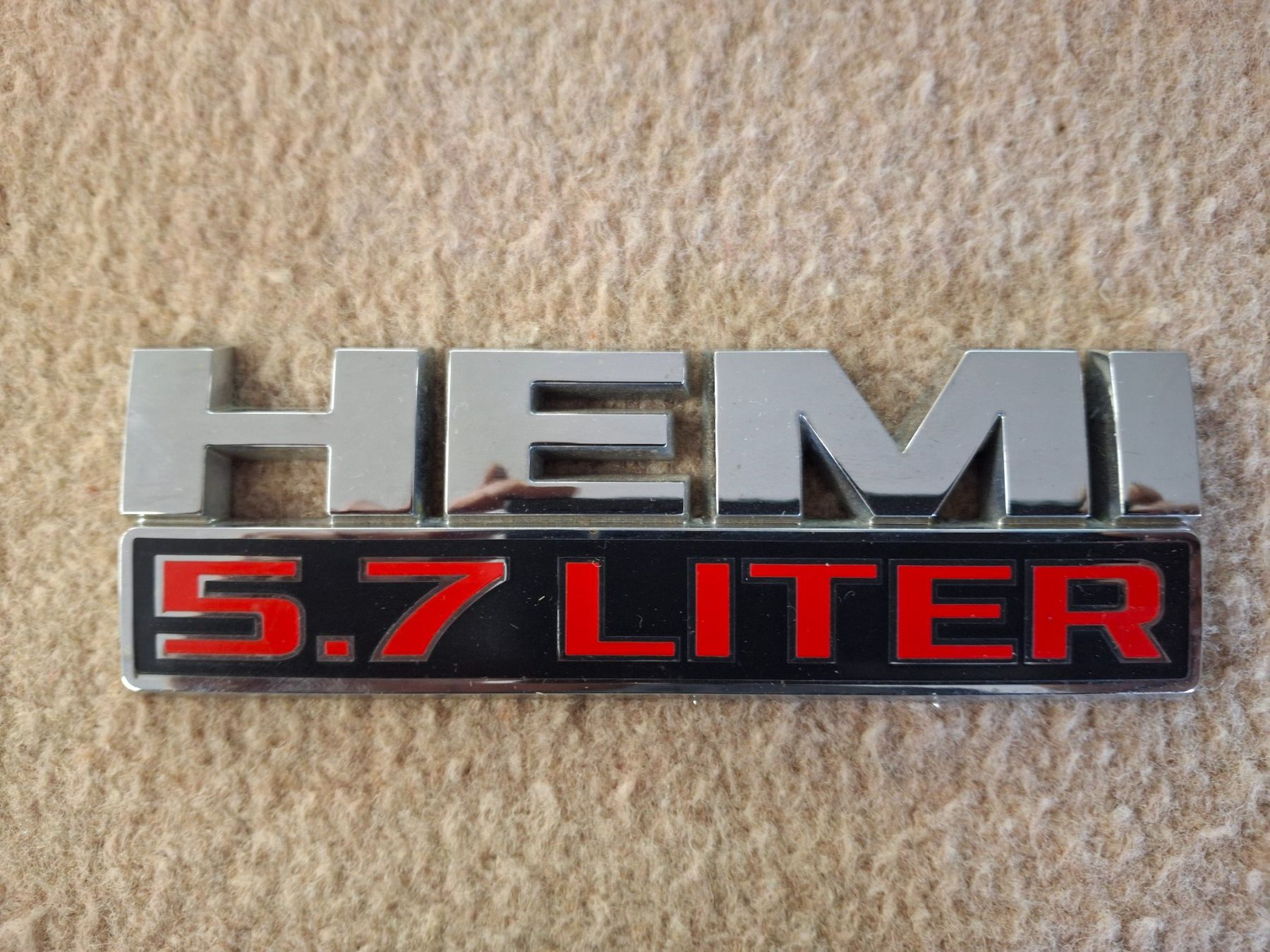 Tutti pezzi di ricambio auto: Mopar Emblem HEMI 5.7 – Usato da Wilderswil venduto da Habakuk1