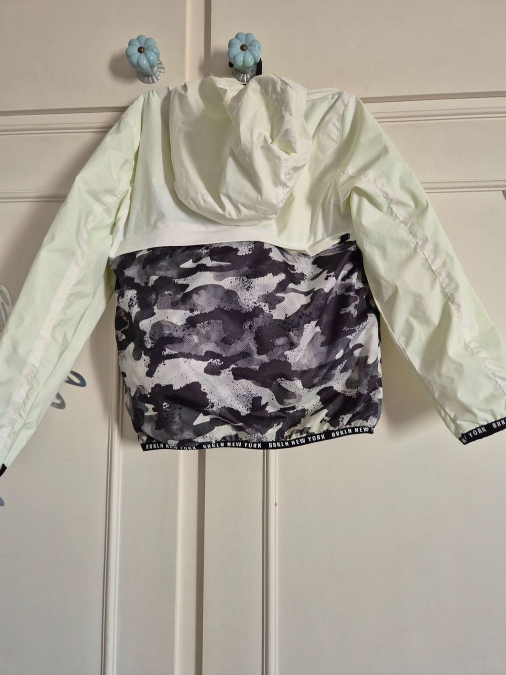 C&A Giacche & Cappotti: Kapuzenjacke, grautöne/weiss, Gr. 128 – Usato da Dietikon venduto da grafad 1
