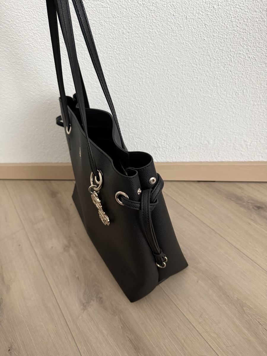 Guess Sacs femmes: Guess Handtasche schwarz klassisch – D'occasion à Brittnau par nor_65ds 1