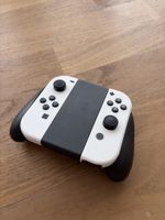 Nintendo Switch OLED Joy-Cons Weiss mit Halterung– Neuwertig