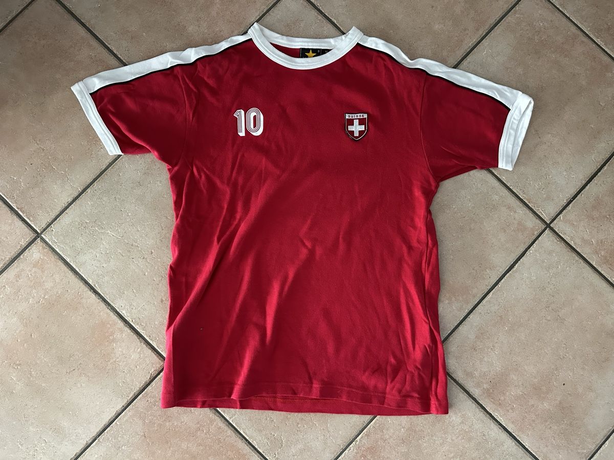 Canottiere & Pantaloni: Schweizer Fußballtrikot 10 – Usato da Quartino venduto da DiloUsato