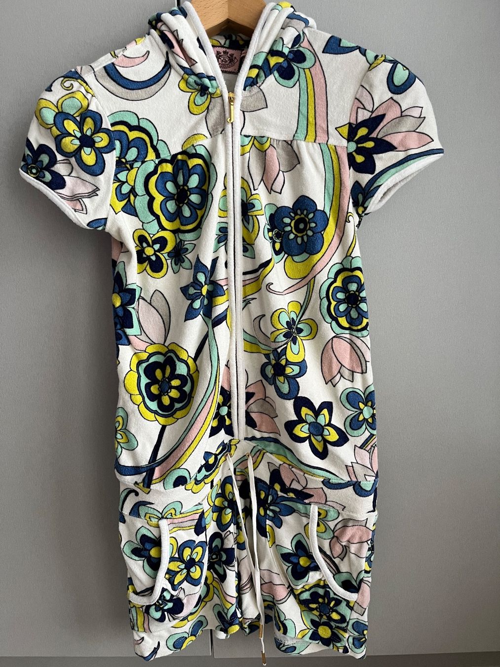 Juicy Couture Completi & Tailleur: Juicy Couture Einteiliger Freizeitanzug mit Shorts – Usato da Bonstetten venduto da kosamui303