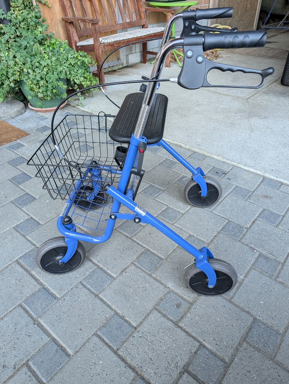Ausili per la deambulazione: Rollator Blau Neuwertig nie gebraucht – Usato da Dieterswil venduto da Biduscum 2
