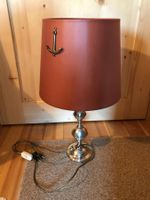 Lampe avec abat-jour rose et motif ancre